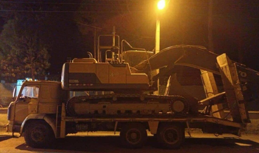 UŞAK (AA) – Uşak'ta jandarma iş makinesiyle kaçak kazı yapan