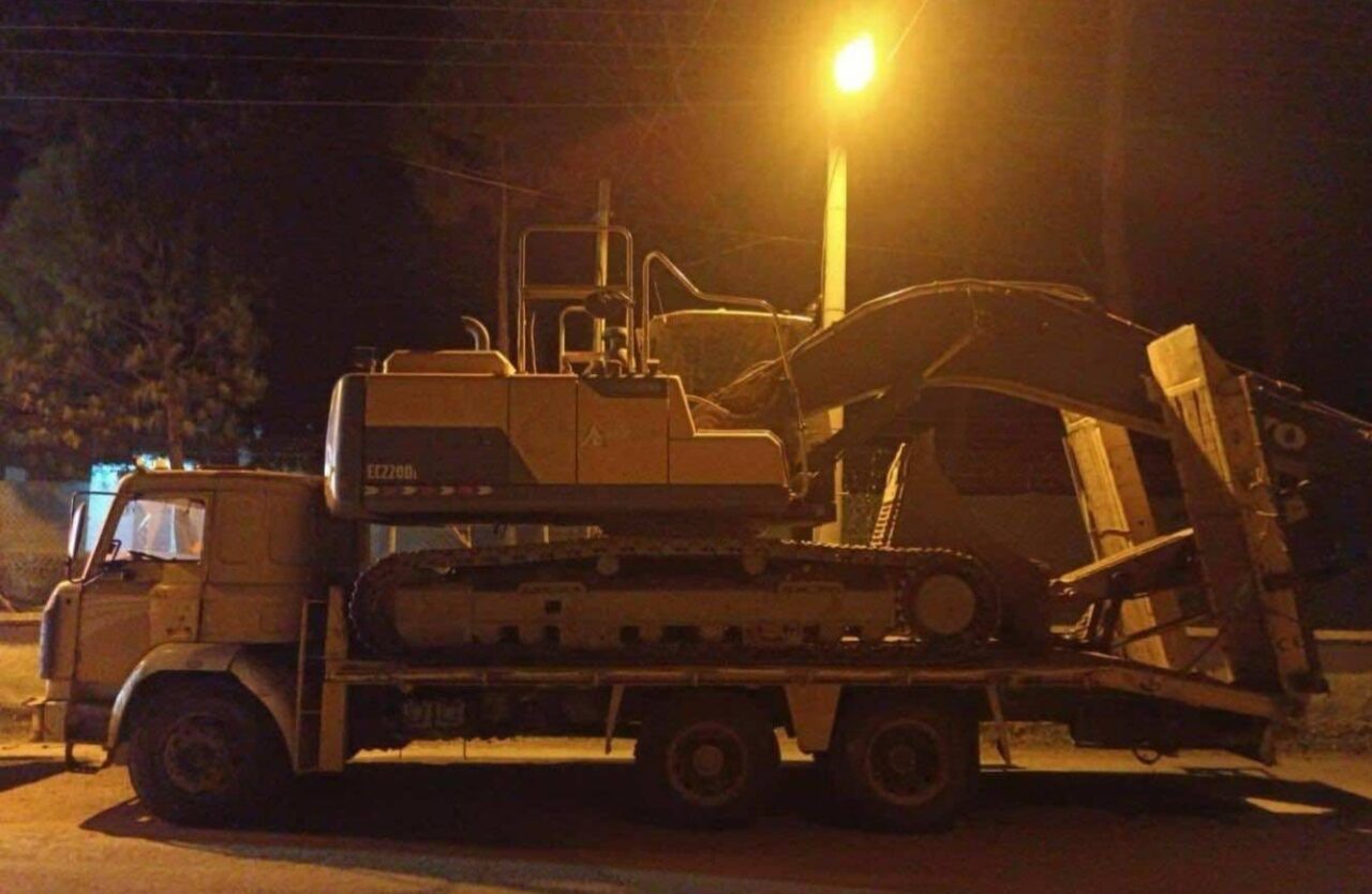 UŞAK (AA) – Uşak'ta jandarma iş makinesiyle kaçak kazı yapan