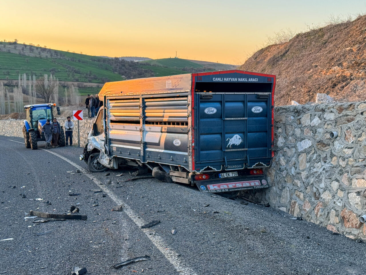 UŞAK (AA) – Uşak'ın Eşme ilçesinde otomobil ile kamyonetin çarpıştığı