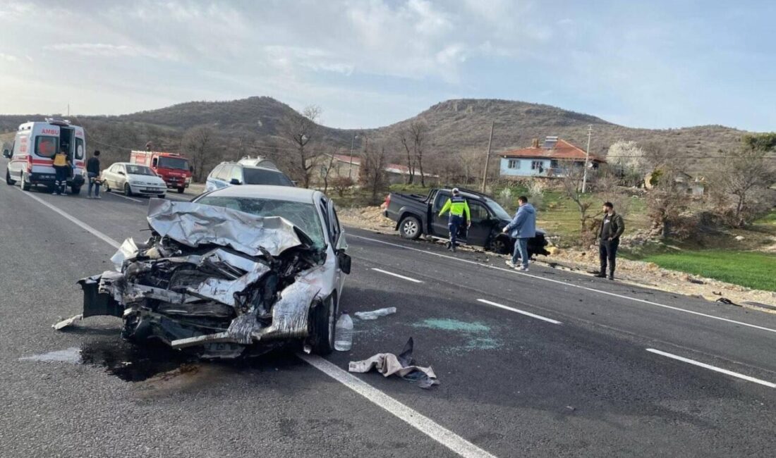 UŞAK (AA) – Uşak'ın Ulubey ilçesinde pikapla otomobilin çarpıştığı kazada
