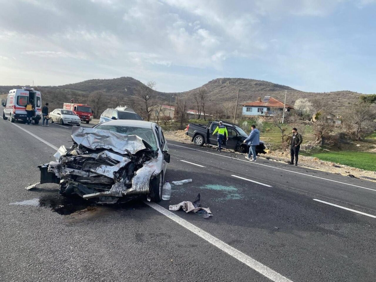 UŞAK (AA) – Uşak'ın Ulubey ilçesinde pikapla otomobilin çarpıştığı kazada
