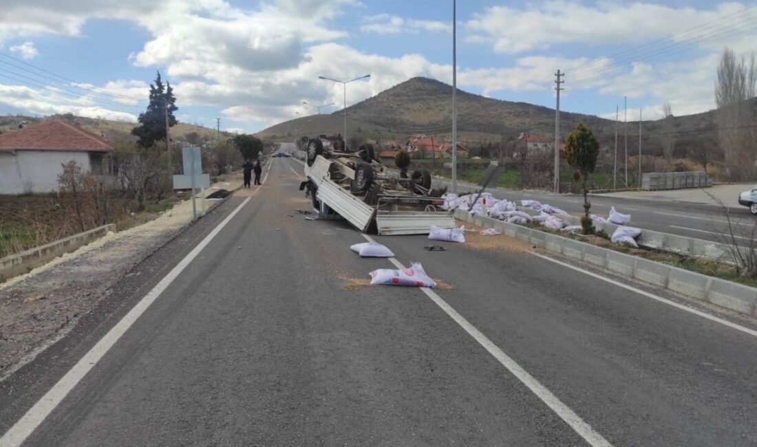 UŞAK (AA) – Uşak'ın Eşme ilçesinde takla atan yem yüklü