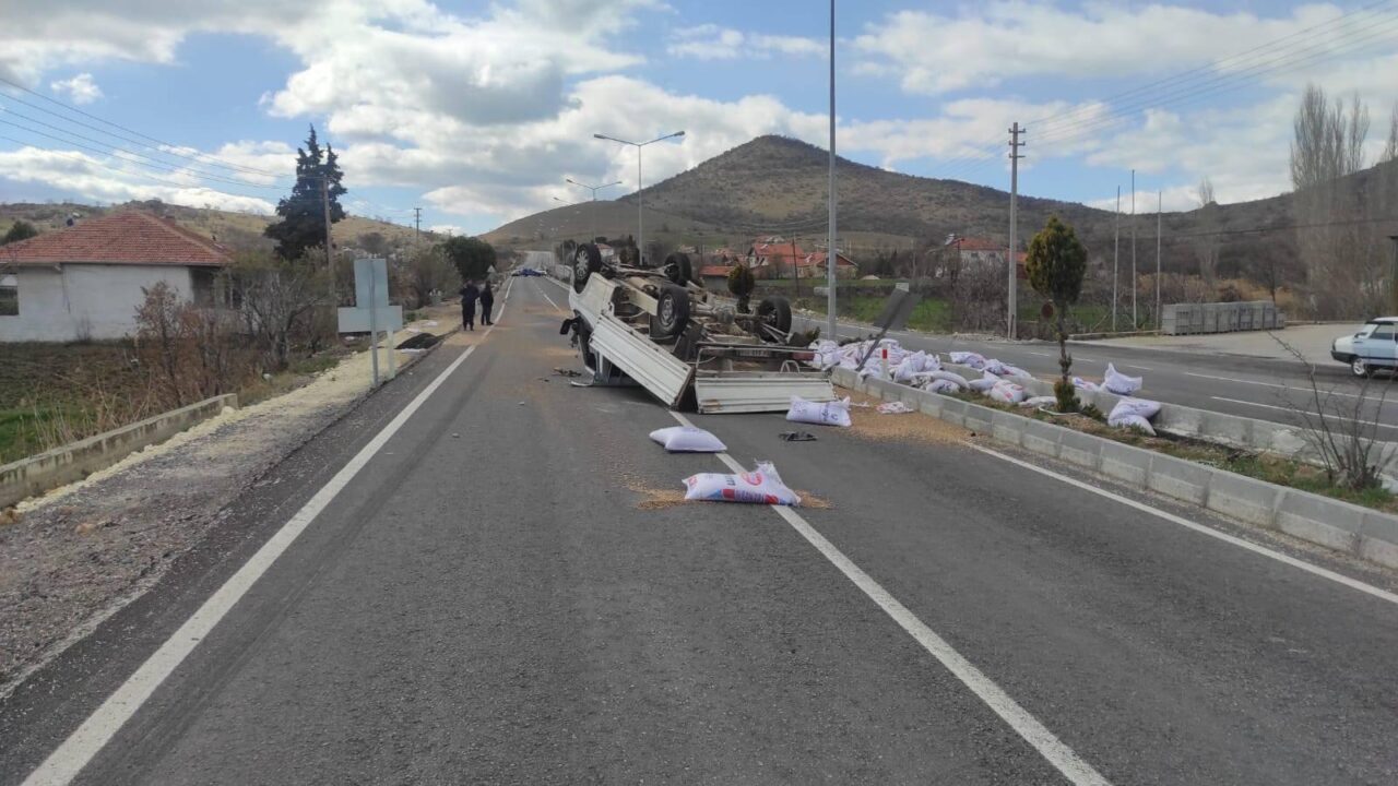 UŞAK (AA) – Uşak'ın Eşme ilçesinde takla atan yem yüklü