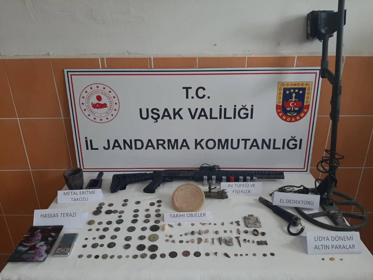 UŞAK (AA) – Uşak'ın Ulubey ilçesinde bir evde tarihi eser