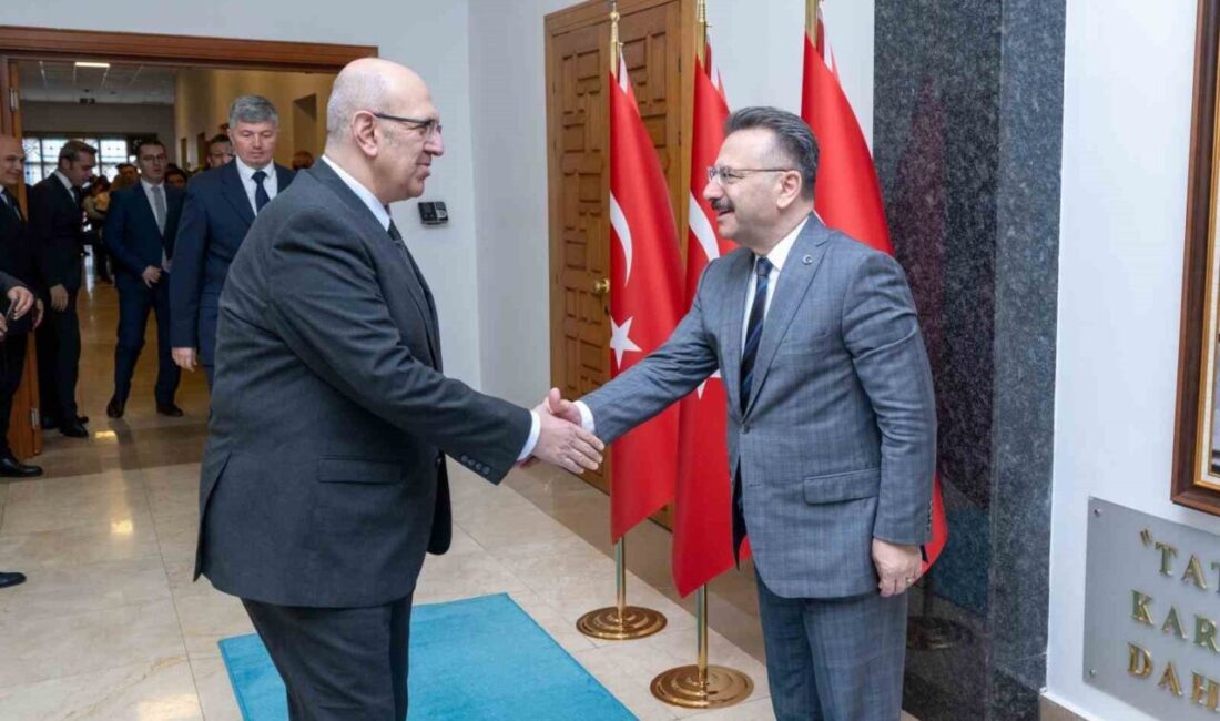 Eskişehir Valisi Hüseyin Aksoy, vali yardımcılarının, birim müdürlerinin ve çalışanların