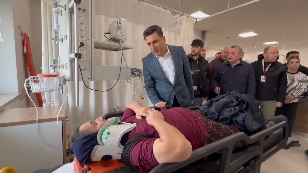 Bilecik Valisi Şefik Aygöl, yolcu otobüsüne tırın arkadan çarpması sonucu