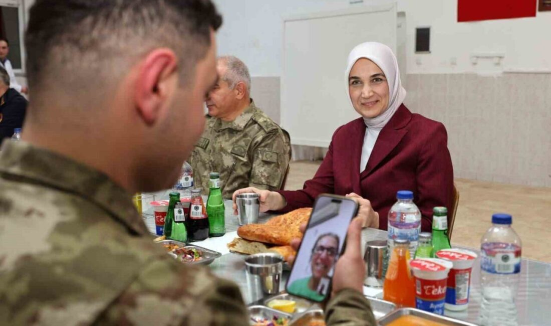 Afyonkarahisar Valisi Doç. Dr. Kübra Güran Yiğitbaşı iftarda Mehmetçiğin sofrasına