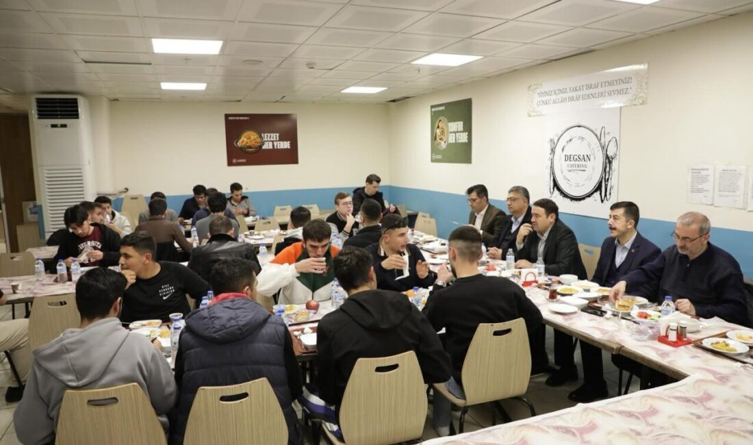 Kütahya Valisi Musa Işın, Ramazan ayının manevi atmosferini gençlerle paylaşmak