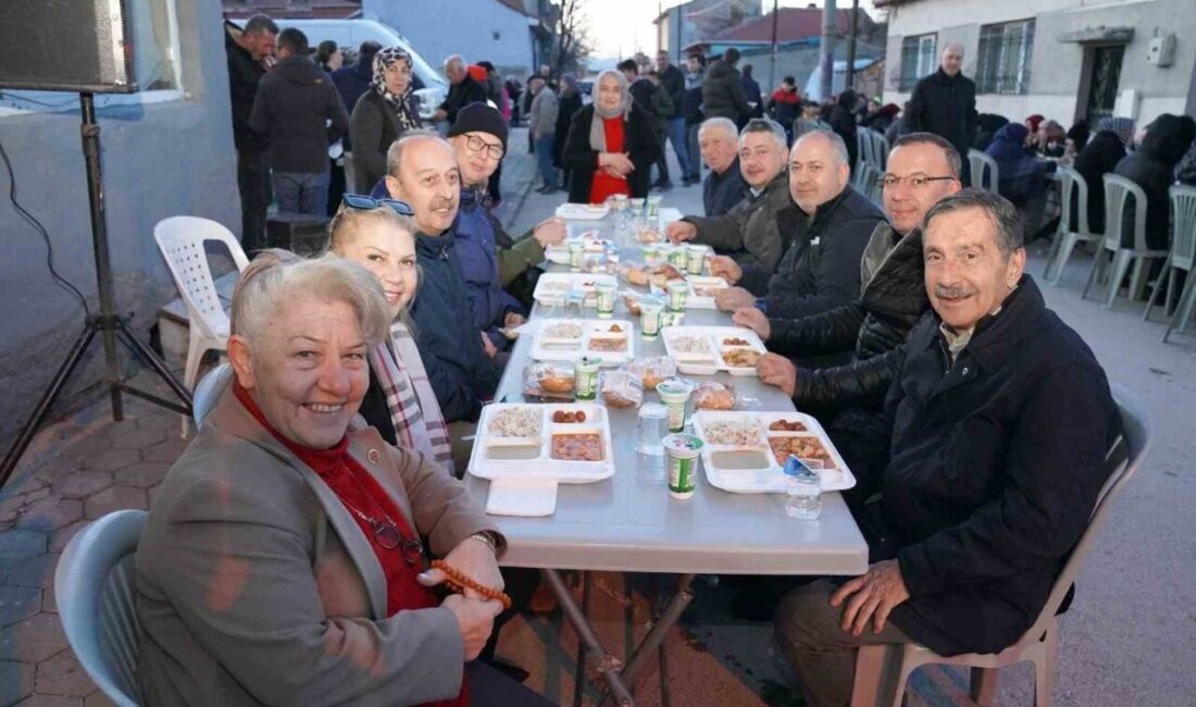 Yeşiltepe Mahalle Muhtarı Meryem Kuş Açıkgöz’ün mahalle sakinlerine verdiği iftar