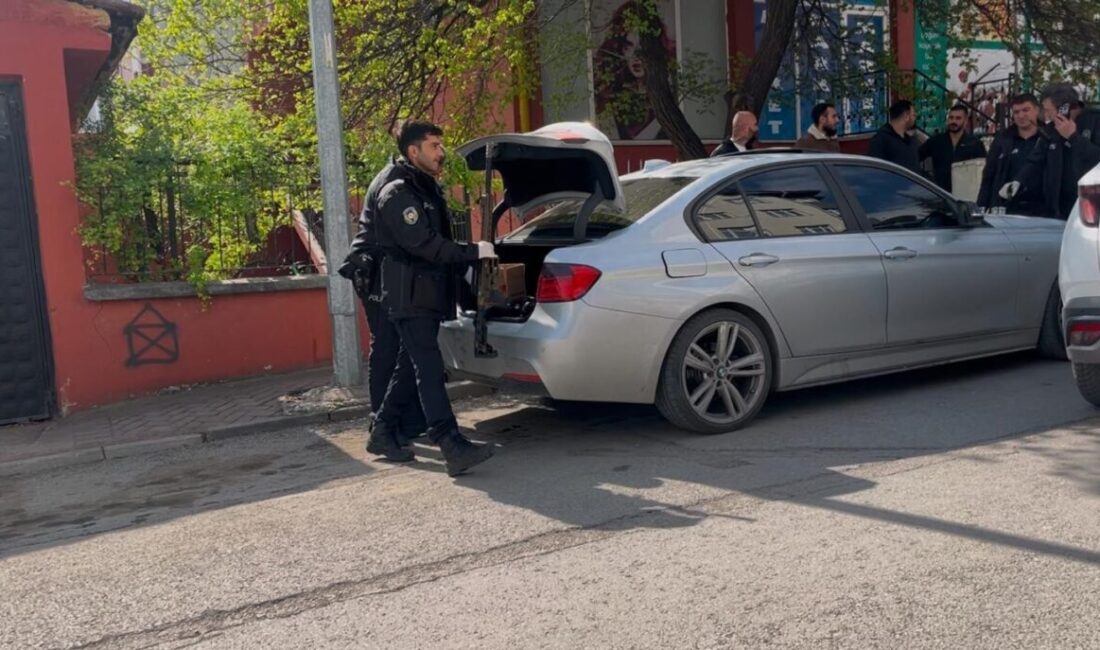 Eskişehir’de 12 saattir polis ekiplerinden kaçan otomobilin bagajından 1 uzun