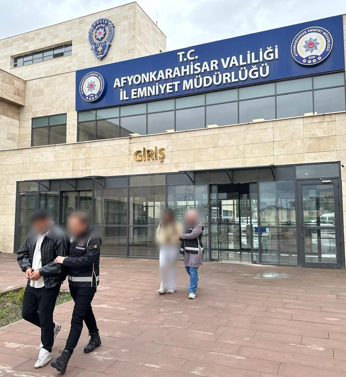 AFYONKARAHİSAR (AA) – Afyonkarahisar merkezli dolandırıcılık operasyonunda yakalanan 2 şüpheliden