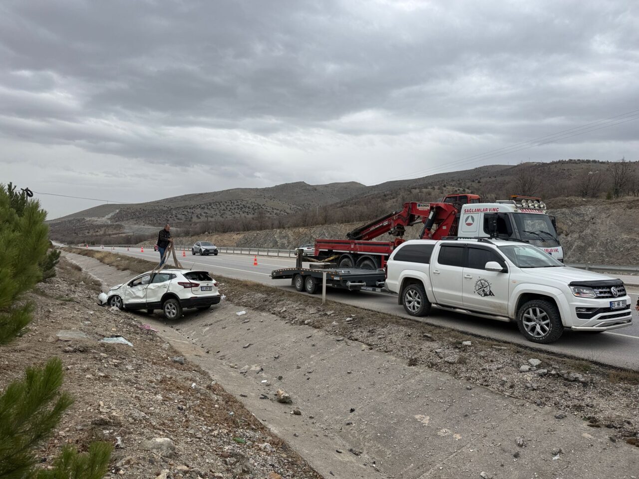 AFYONKARAHİSAR (AA) – Afyonkarahisar'ın Bayat ilçesinde otomobilin devrilmesi sonucu 4