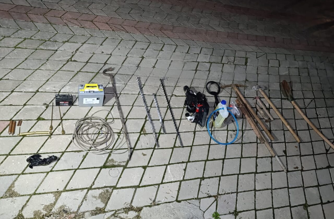 AFYONKARAHİSAR (AA) – Afyonkarahisar'ın Sultandağı ilçesinde kaçak kazı yapan 5