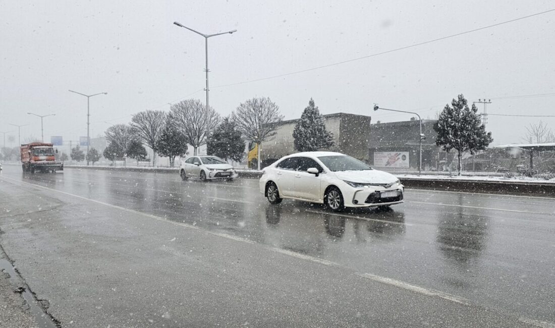 AFYONKARAHİSAR (AA) – Afyonkarahisar'da kar yağışı etkisini gösteriyor. Sabaha karşı
