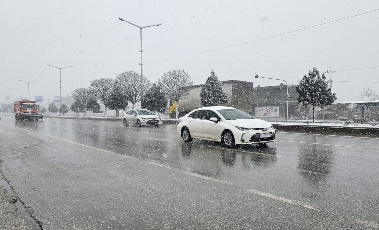 AFYONKARAHİSAR (AA) – Afyonkarahisar'da kar yağışı etkisini gösteriyor. Sabaha karşı