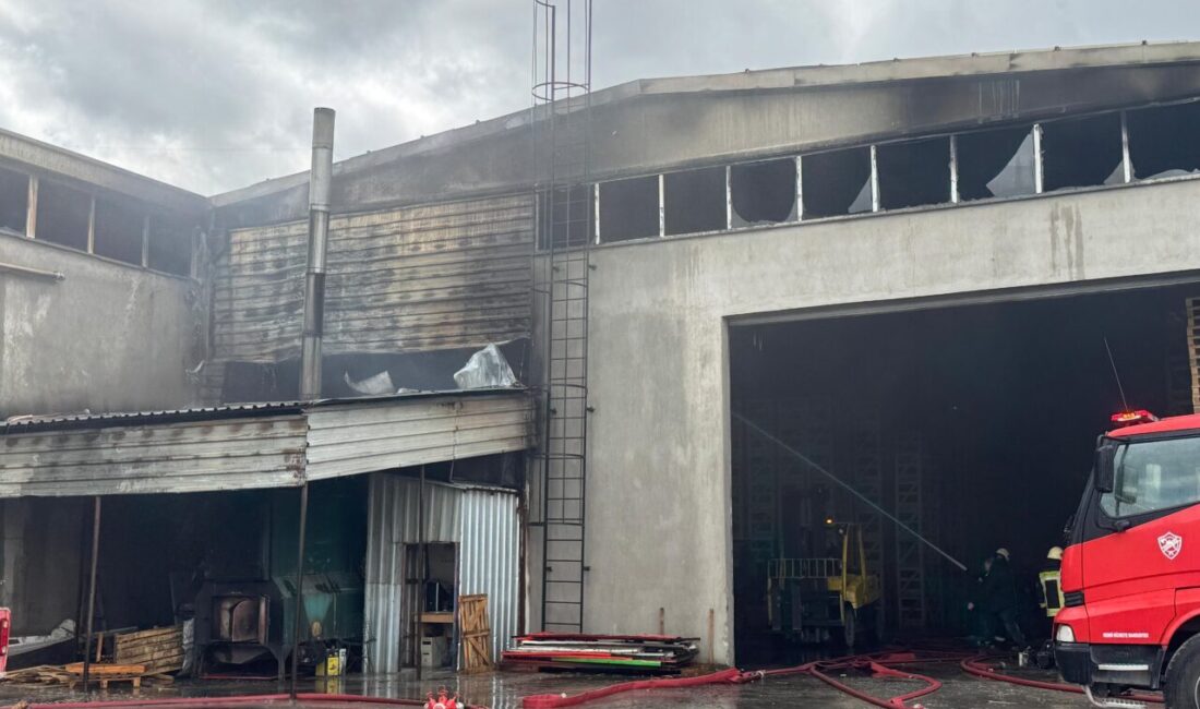 AFYONKARAHİSAR (AA) – Afyonkarahisar'da kereste fabrikasında çıkan yangın itfaiye ekiplerinin