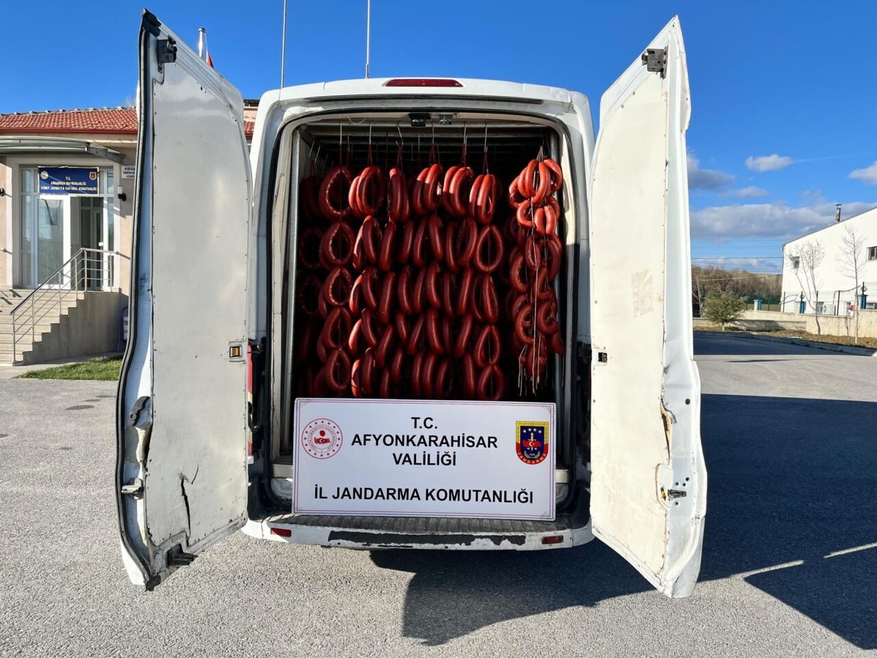 AFYONKARAHİSAR (AA) – Afyonkarahisar'ın Sinanpaşa ilçesinde sağlıksız gıda ticareti yaptığı