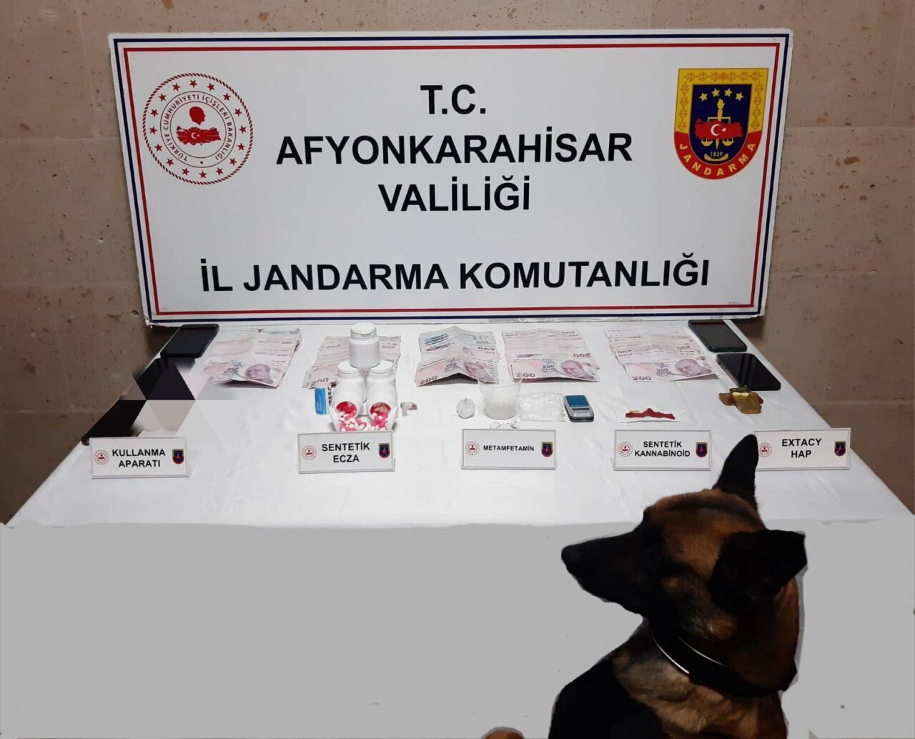 AFYONKARAHİSAR (AA) – Afyonkarahisar'ın İhsaniye ilçesinde düzenlenen uyuşturucu operasyonunda 4