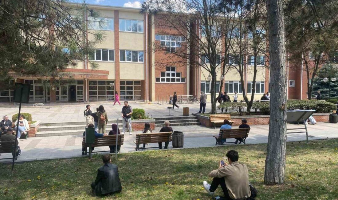 Eskişehir Anadolu Üniversitesi Yunus Emre Kampüsü’nde Açıköğretim Fakültesi’nde öğrenim gören