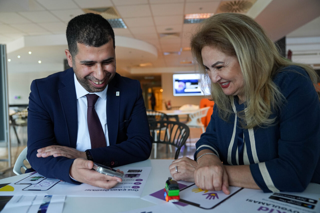 - Kızına konuşma bozukluklarına, hareket sorunlarına, gelişimsel gecikmelere ve zihinsel