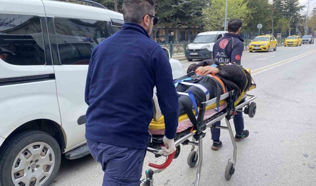 Eskişehir’de ani fren yapan otomobile arkadan çarparak yaralanan motosiklet sürücüsü