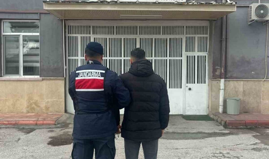 Afyonkarahisar’da 4 yıl 6 ay hapis cezasıyla aranan şahıs jandarma