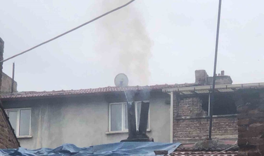 Eskişehir’de sabah saatlerinde bir evin bacasından çıkan ve çevreye yayılan