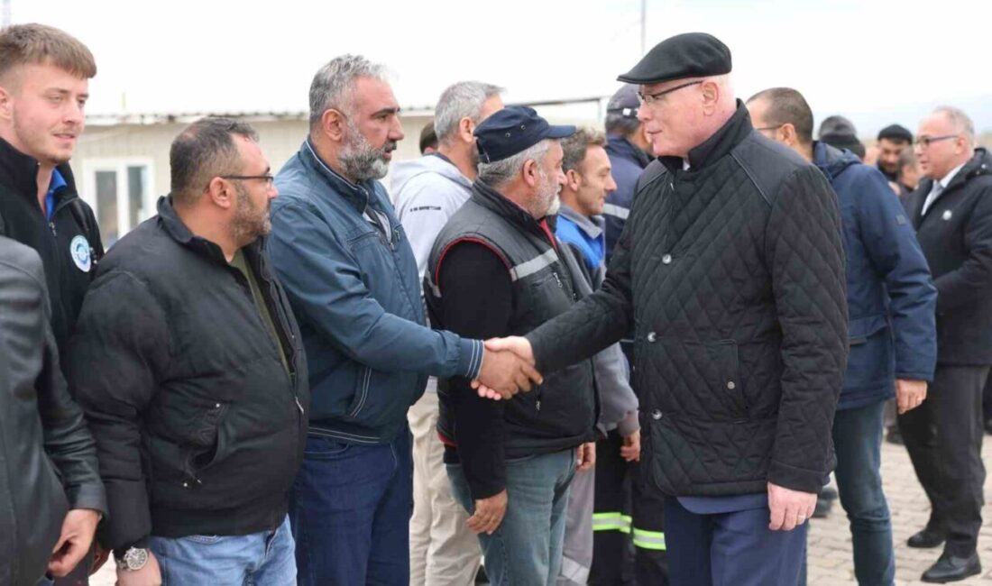 Odunpazarı Belediye Başkanı Kazım Kurt, belediye personeli ile bir araya