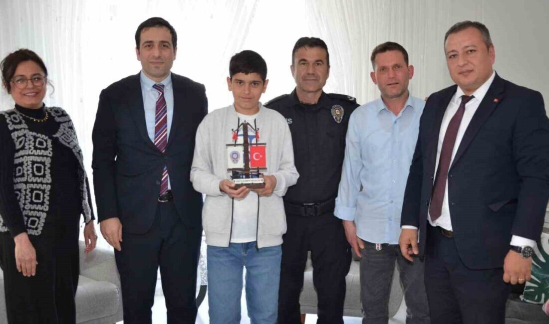 Bilecik’te geçtiğimiz gün bir polis otosunun önünde bulunan Türk bayrağının