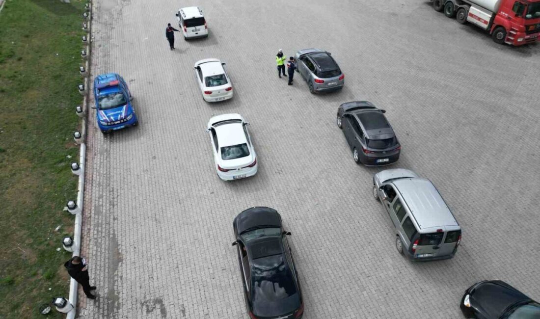 Afyonkarahisar’da jandarma ekipleri bayram tatilinin son gününde de trafik denetimine