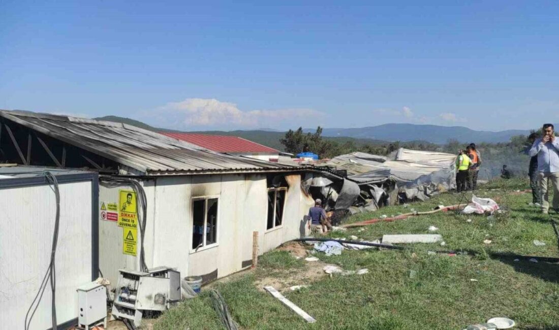 Bilecik Osmaneli ilçesinde bir şantiyede işçilerin kaldığı konteynerlerde yangın çıktı.