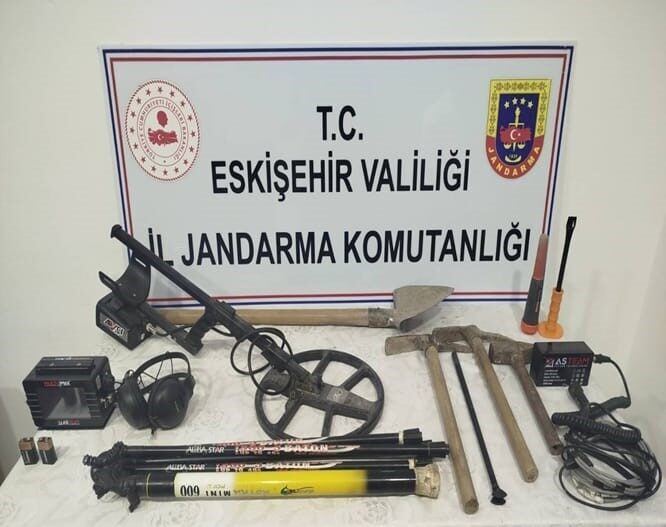 Eskişehir’de birlikte kaçak kazı yaparken jandarma ekipleri tarafından suçüstü yakalanan