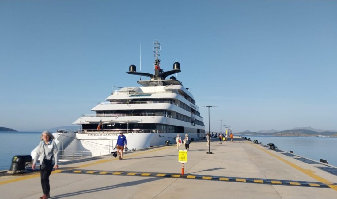 MUĞLA (AA) – Bahamalar bayraklı lüks yolcu gemisi "Emerald Azzurra"