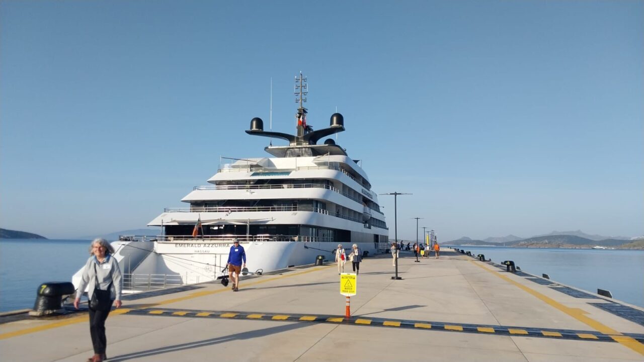 MUĞLA (AA) – Bahamalar bayraklı lüks yolcu gemisi "Emerald Azzurra"
