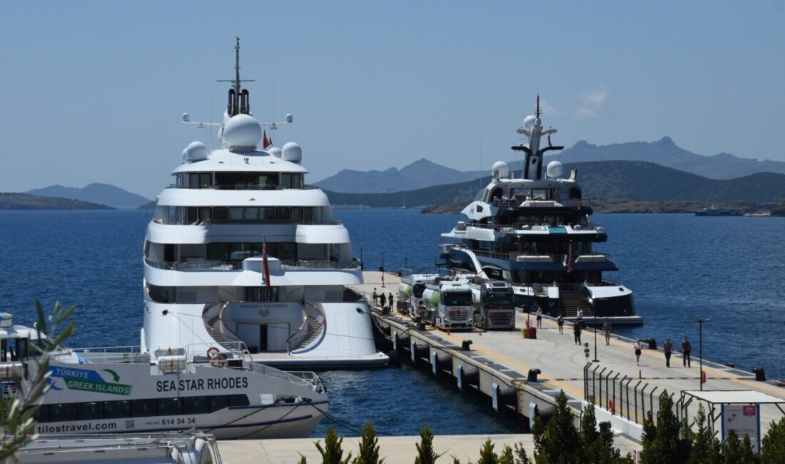 MUĞLA (AA) – Muğla'nın Bodrum ilçesine gelen mega yatlara yakıt