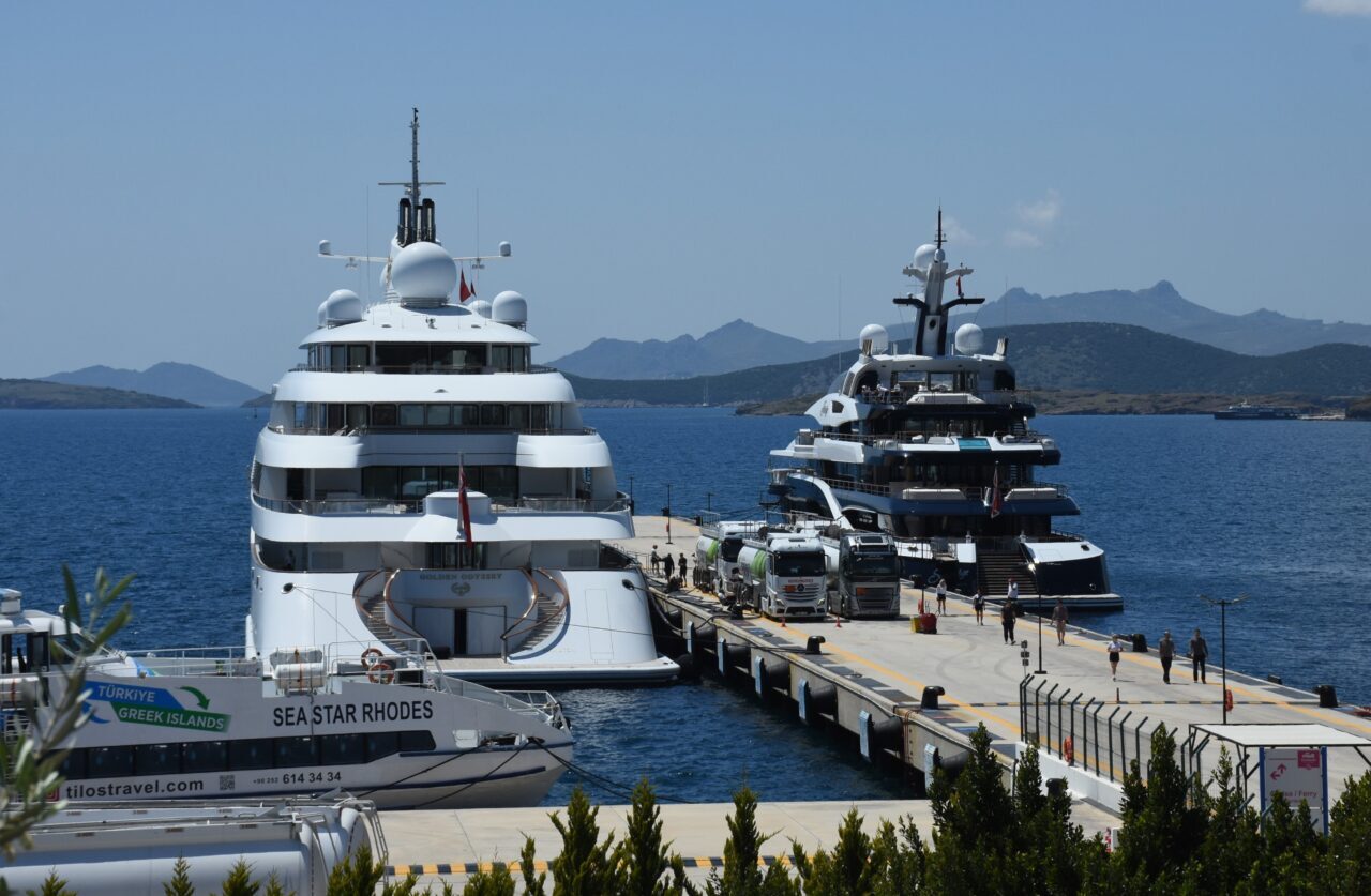 MUĞLA (AA) – Muğla'nın Bodrum ilçesine gelen mega yatlara yakıt