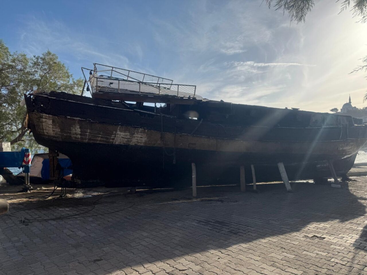 MUĞLA (AA) – Muğla'nın Bodrum ilçesinde, denizde yarı batık haldeki