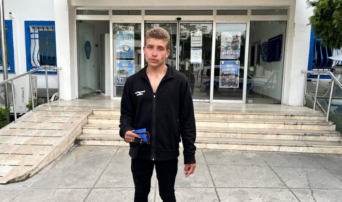 MUĞLA (AA) – Muğla'nın Bodrum ilçesinde kağıt toplayan kişi, konteynerde