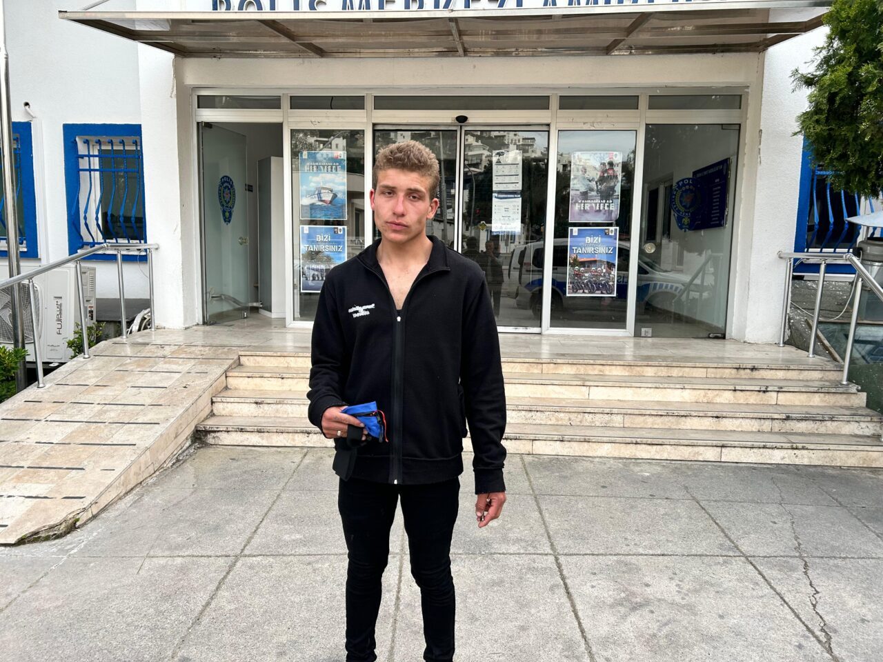 MUĞLA (AA) – Muğla'nın Bodrum ilçesinde kağıt toplayan kişi, konteynerde
