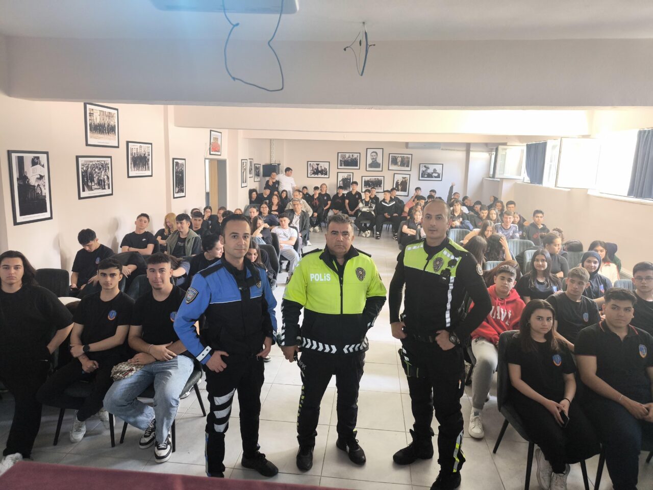 MUĞLA (AA) – Muğla'nın Bodrum ilçesinde lise öğrencilerine, polis ekiplerince