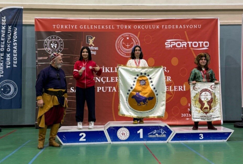 Kütahya’nın Tavşanlı ilçesinden Ceren Arslan’ın geleneksel Türk okçuluğunda başarısı gurur