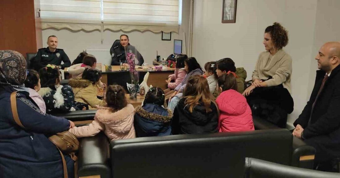Eskişehir’de çocuk evlerinde kalan çocuklar, Polis Haftası’nda karakola giderek polis
