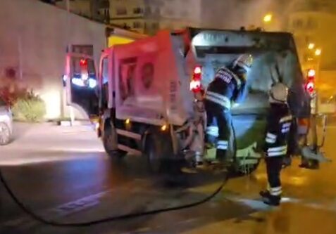 Eskişehir’de bir çöp kamyonunun arkasında çıkan yangın itfaiye ekiplerinin müdahalesi