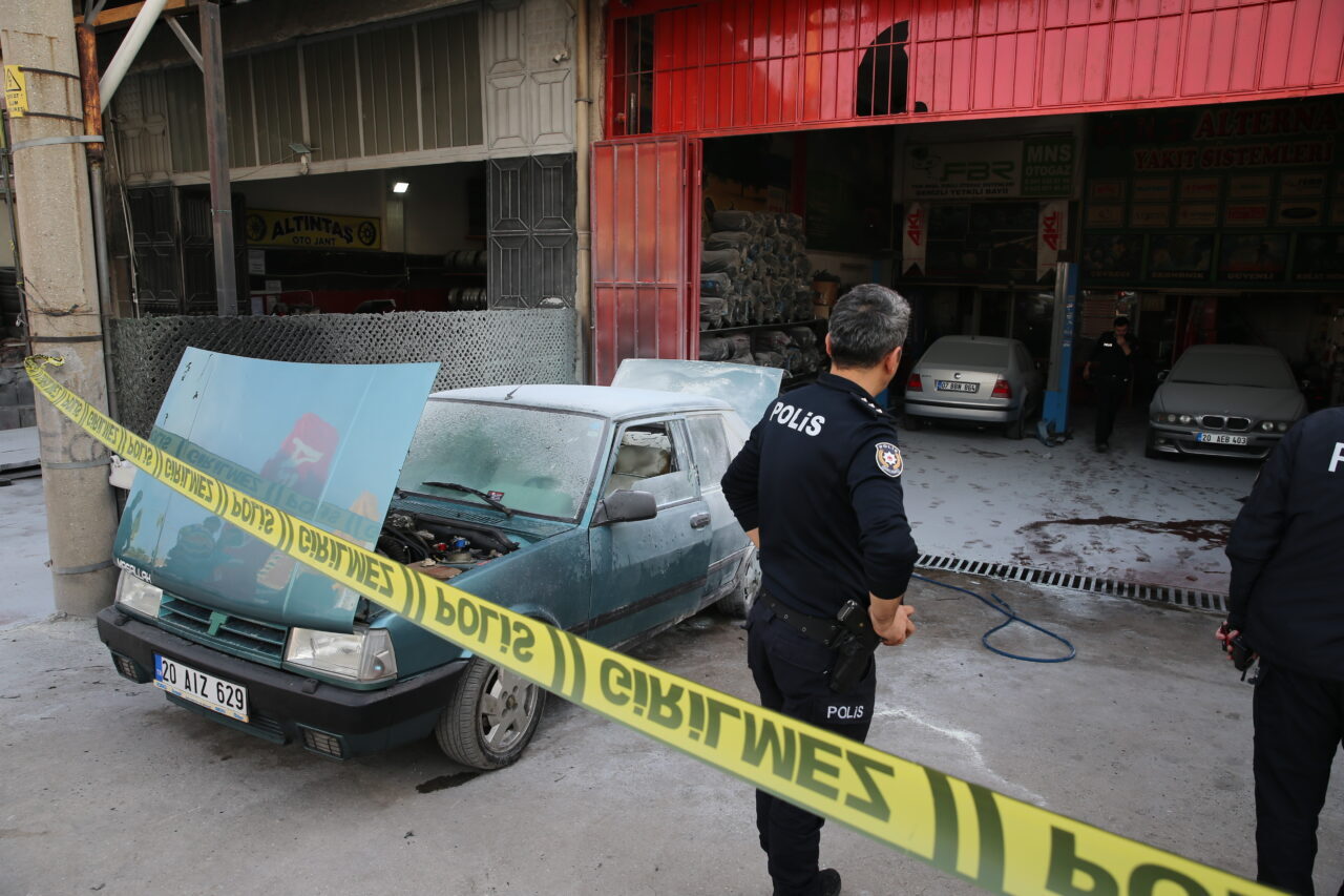 DENİZLİ (AA) – Denizli'nin Merkezefendi ilçesinde otomobilin LPG tankının bakımı