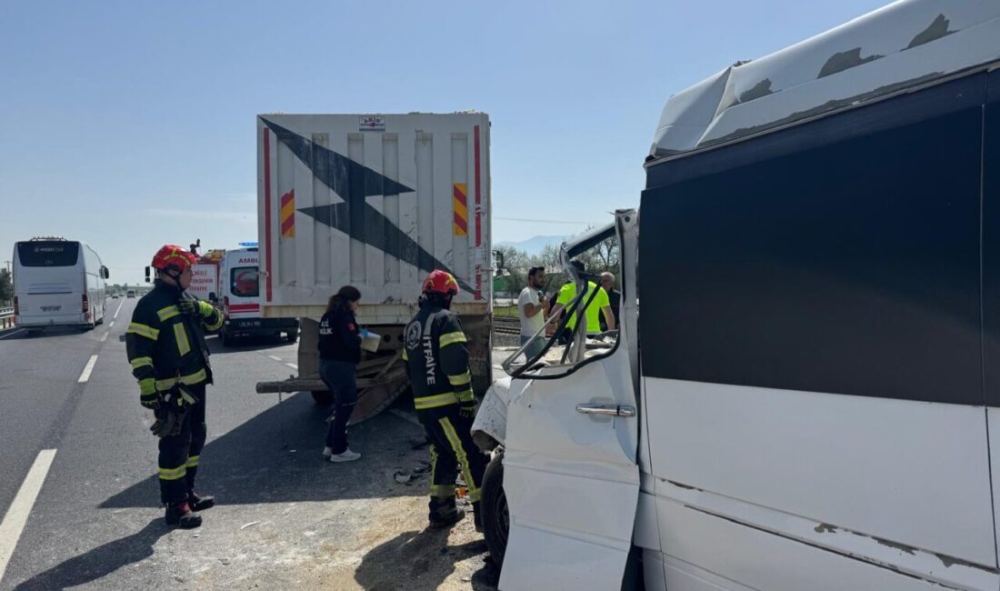 DENİZLİ (AA) – Denizli'nin Çardak ilçesinde tıra çarpan minibüsün sürücüsü