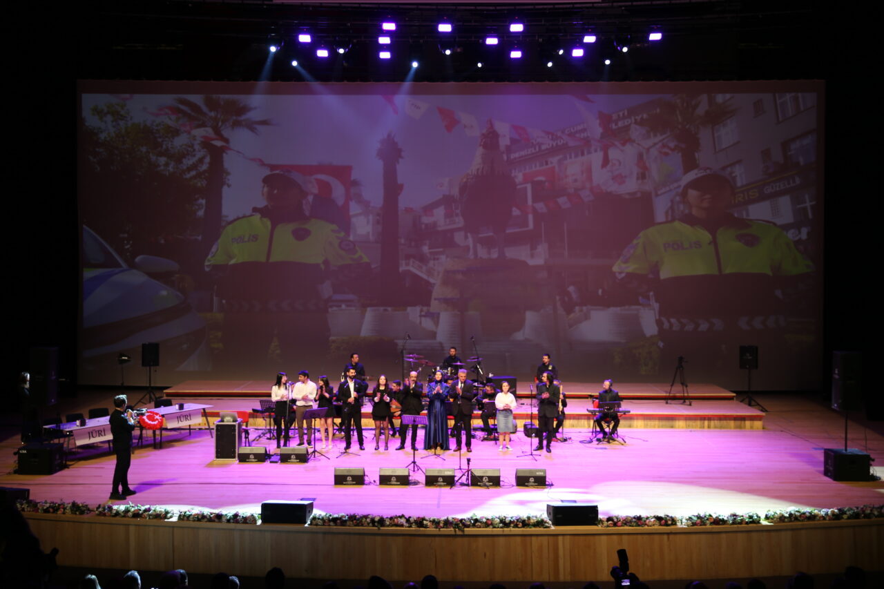 - Şarkıcı Kutsi'nin konser verdiği yarışmanın finalinde dereceye girenlere çeşitli