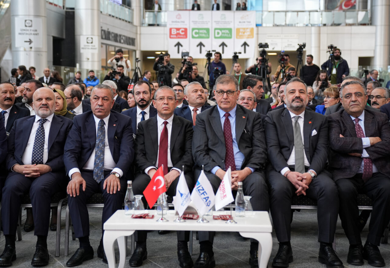 İZMİR (AA) – Türk doğal taşının dünyaya açılan kapısı olan