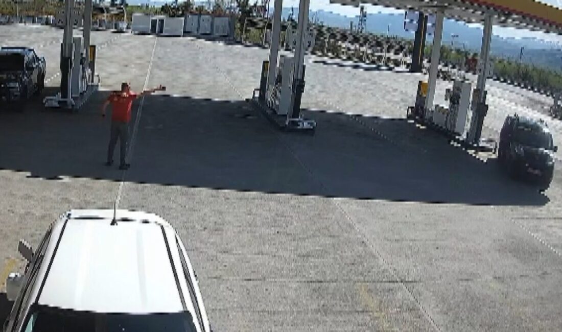 Afyonkarahisar’da akaryakıt istasyonunda el freni çekilmeyen hafif ticari araç bir