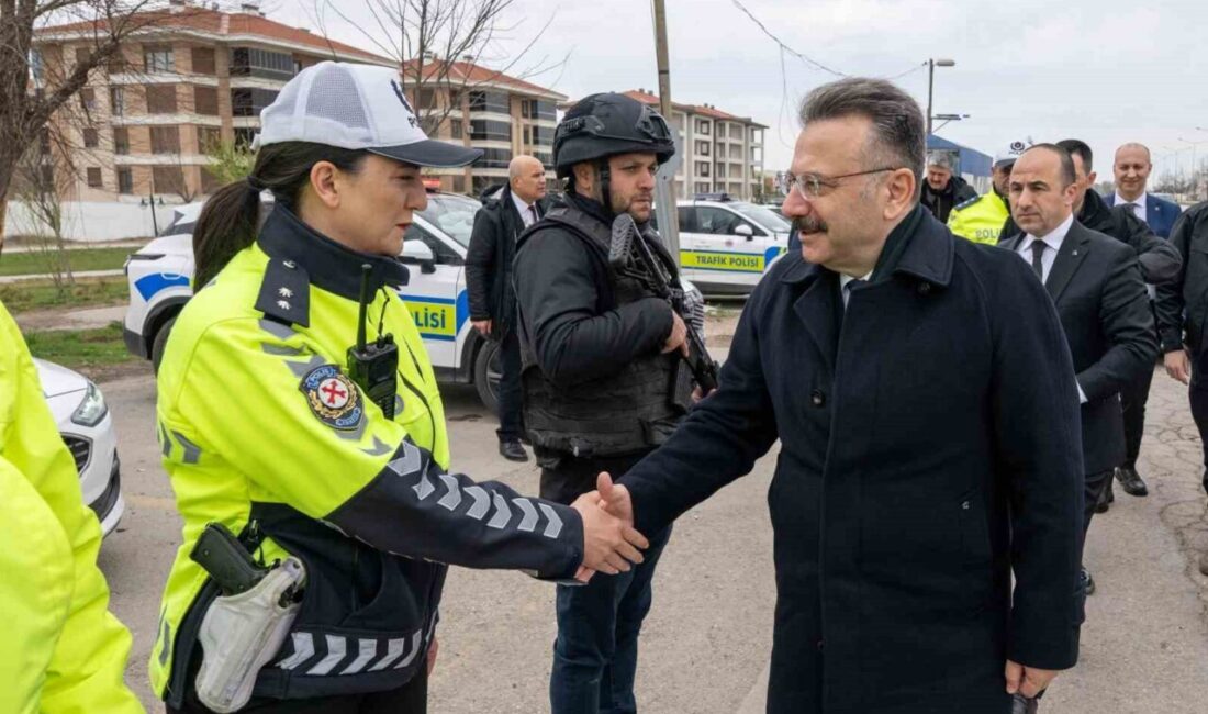 Eskişehir Valisi Hüseyin Aksoy, Ramazan Bayramı dolayısıyla Eskişehir-Bursa yolu üzerindeki