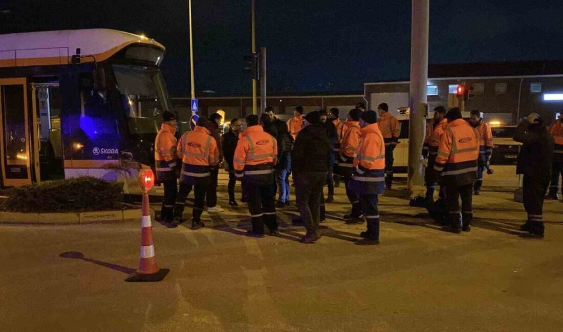 Eskişehir’de bir kamyonun tramvaya çarptığı kaza maddi hasarla atlatıldı. Kaza